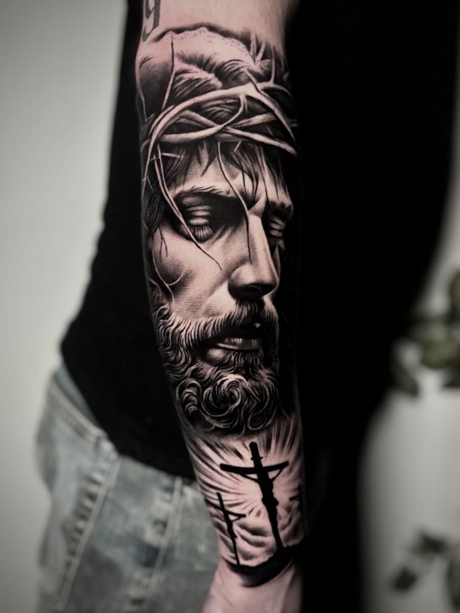 Tatuaje Blackwork, Realismo por Bryan en Utopía Tattoo Barcelona