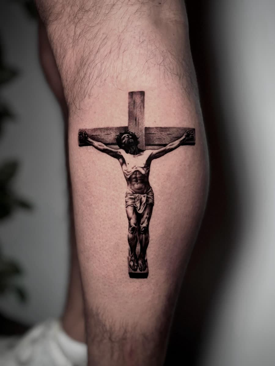 Tatuaje Blackwork, Realismo por Bryan en Utopía Tattoo Barcelona