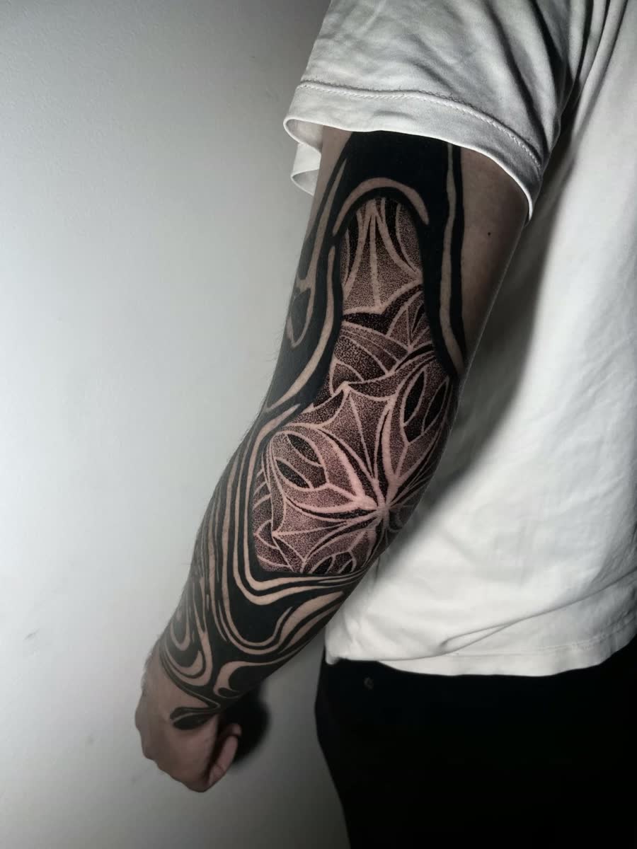 Tatuaje Blackwork, Darkwork por Daniel Moreno en Utopía Tattoo Barcelona