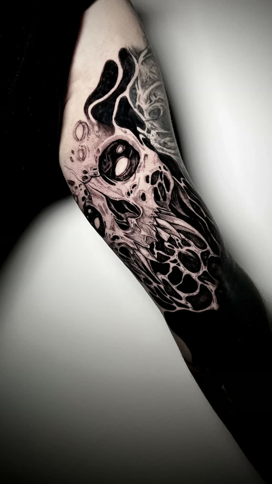 Tatuaje Blackwork, Darkwork por Daniel Moreno en Utopía Tattoo Barcelona