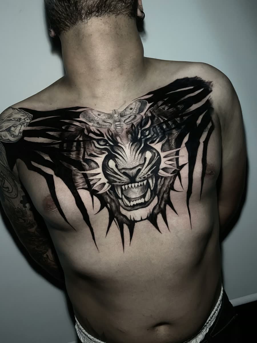 Tatuaje Blackwork, Darkwork por Daniel Moreno en Utopía Tattoo Barcelona
