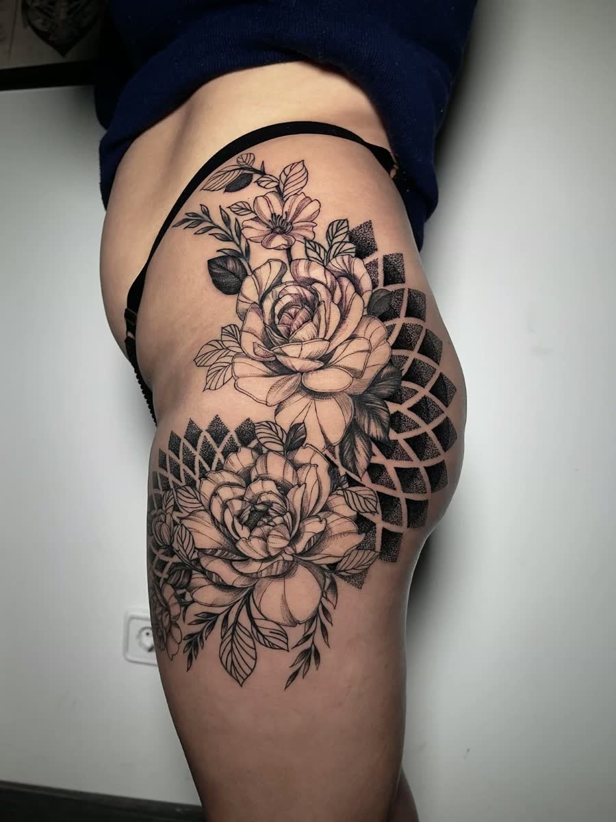 Tatuaje Ornamental, Covers, Fine line por FPerez en Utopía Tattoo Barcelona