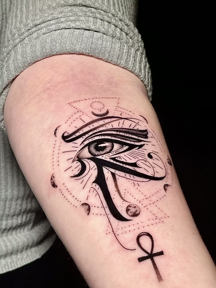 Tatuaje Ornamental, Covers, Fine line por FPerez en Utopía Tattoo Barcelona