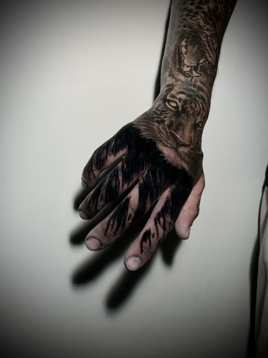 Tatuaje Blackout por Sarah en Utopía Tattoo Barcelona