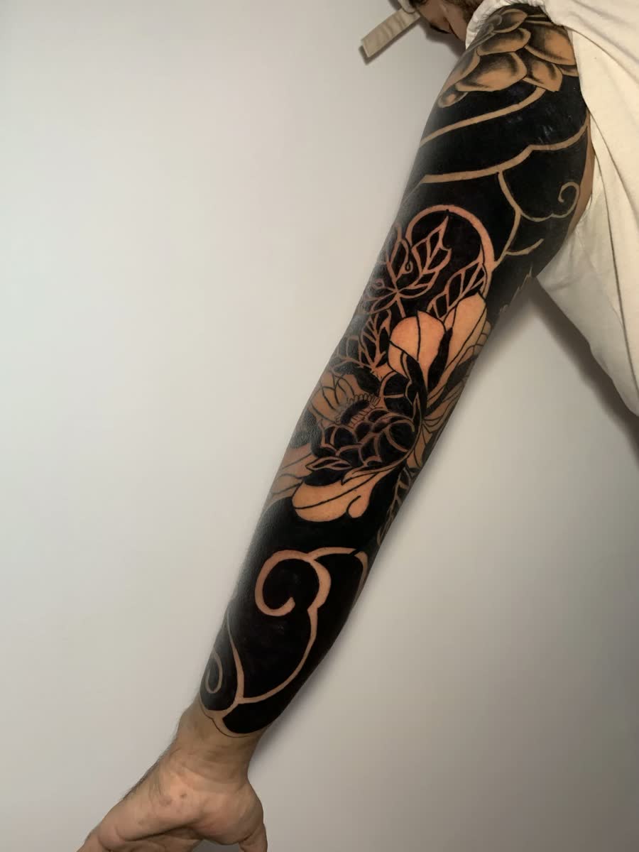 Tatuaje Blackout por Sarah en Utopía Tattoo Barcelona