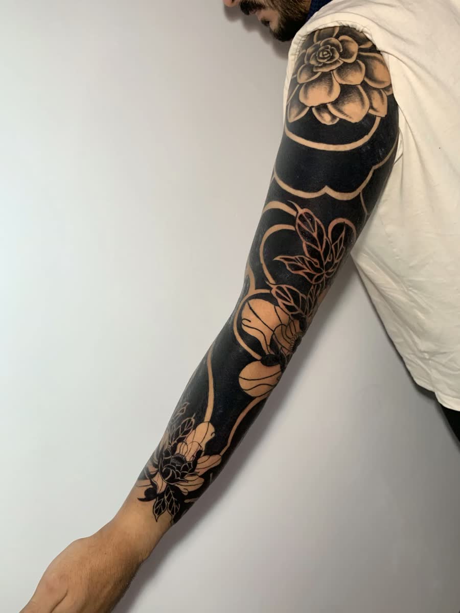 Tatuaje Blackout por Sarah en Utopía Tattoo Barcelona