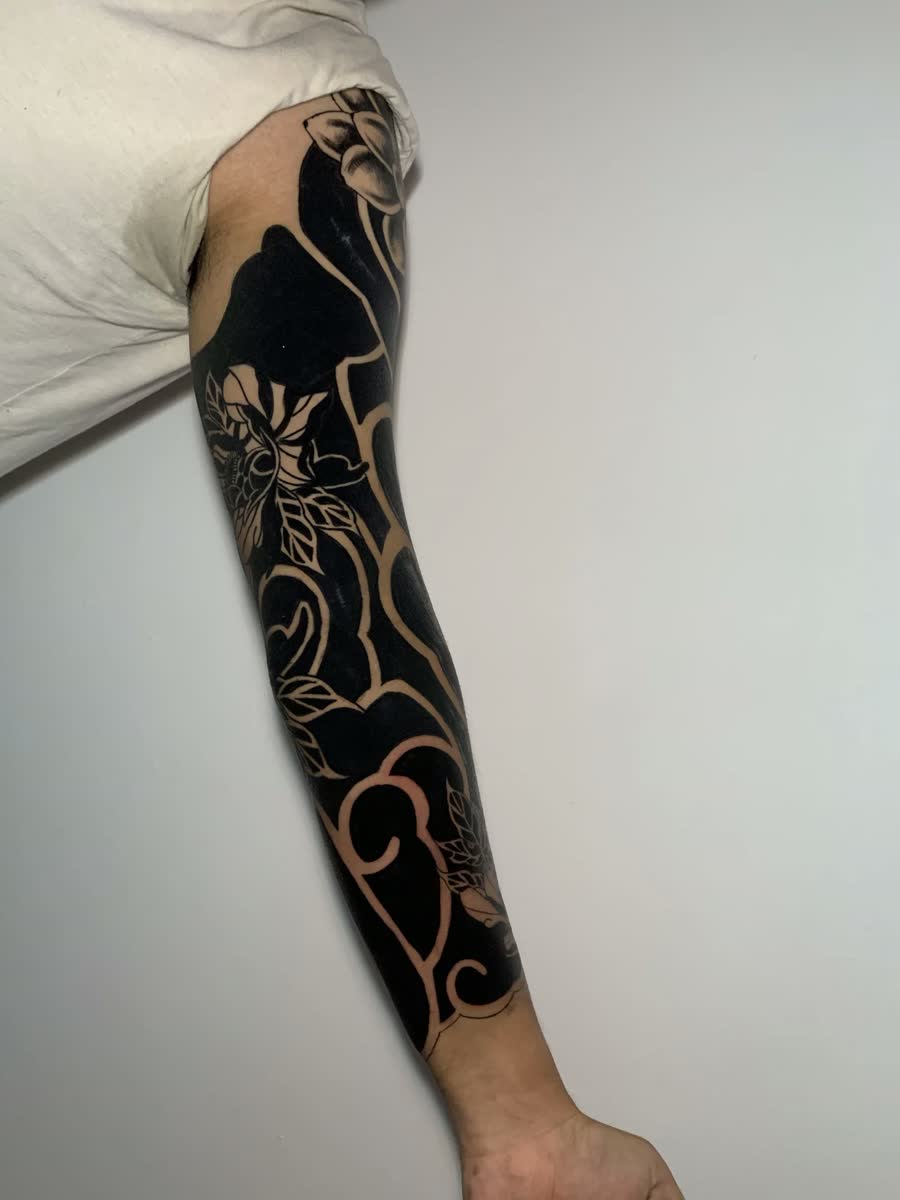 Tatuaje Blackout por Sarah en Utopía Tattoo Barcelona