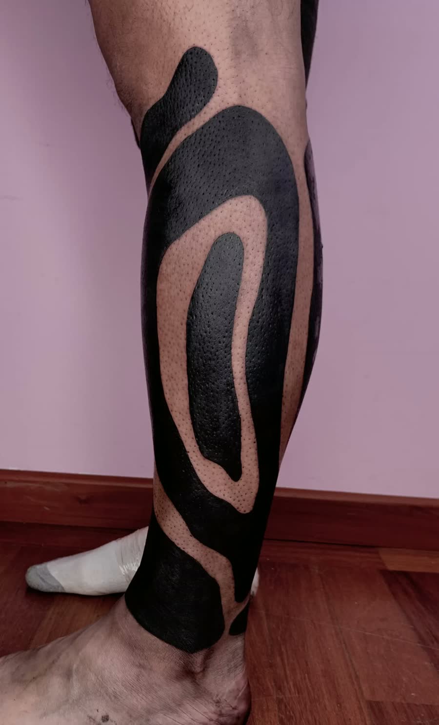 Tatuaje Blackout por Sarah en Utopía Tattoo Barcelona