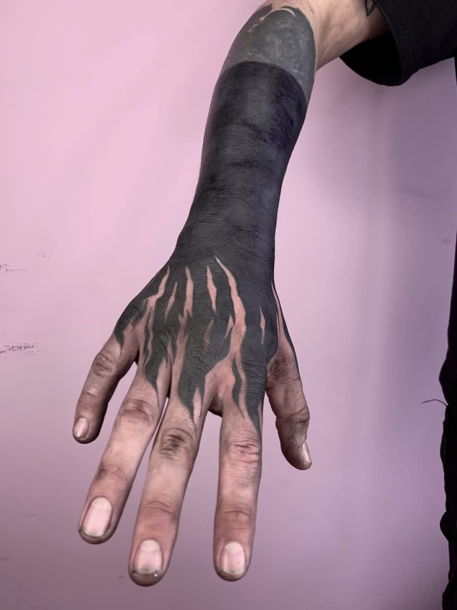 Tatuaje Blackout por Sarah en Utopía Tattoo Barcelona