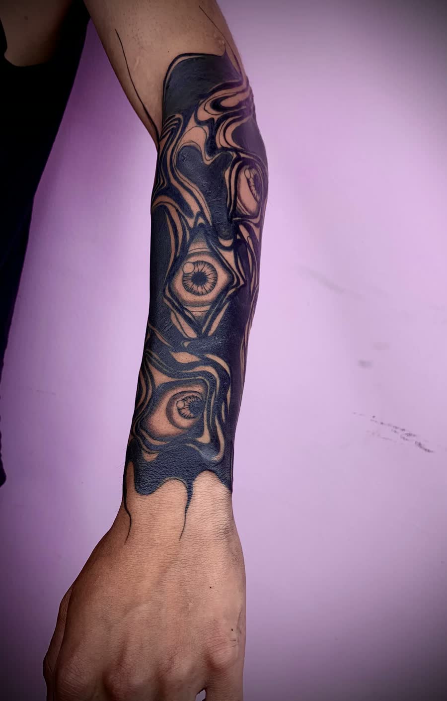 Tatuaje Blackout por Sarah en Utopía Tattoo Barcelona
