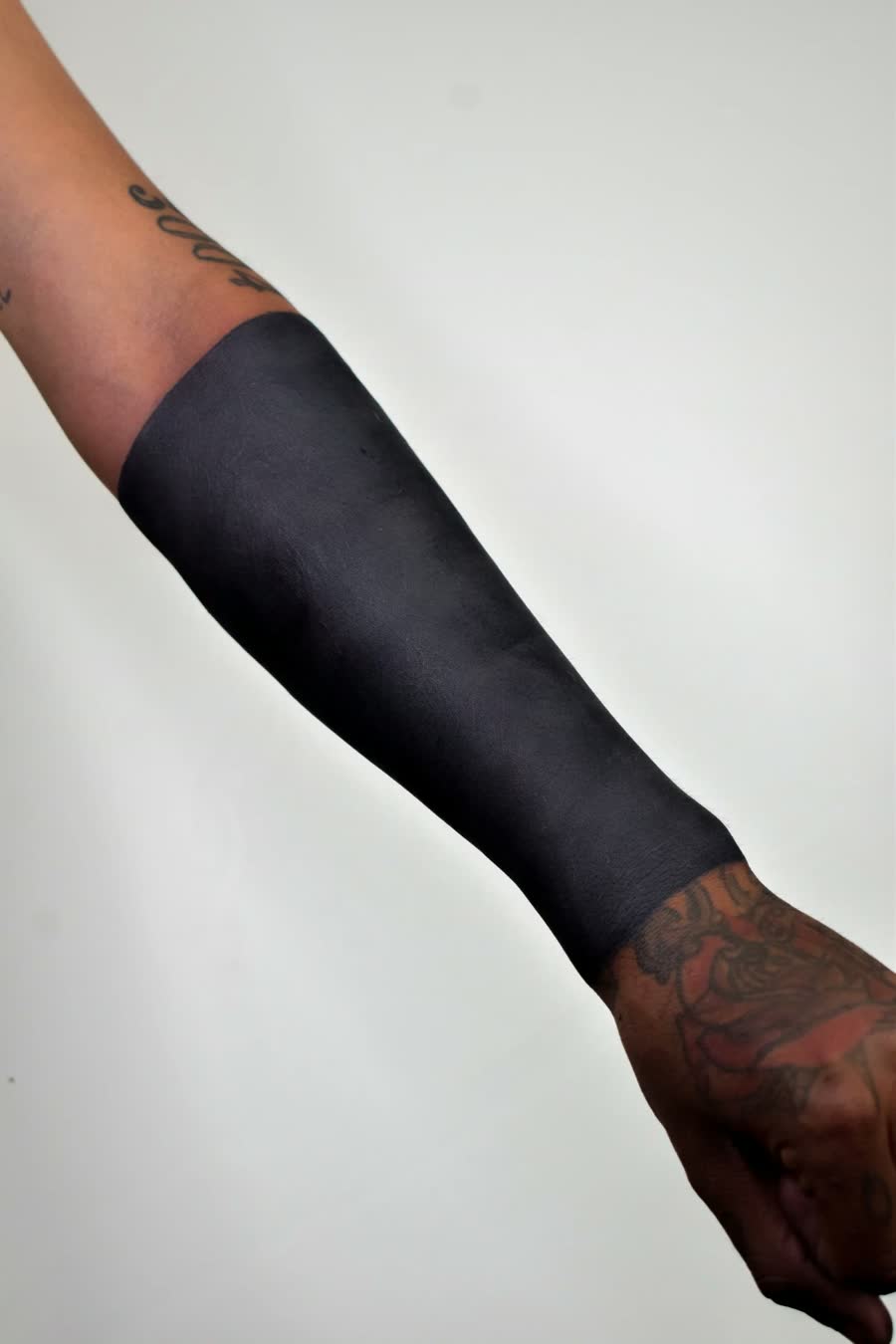 Tatuaje Blackout por Sarah en Utopía Tattoo Barcelona