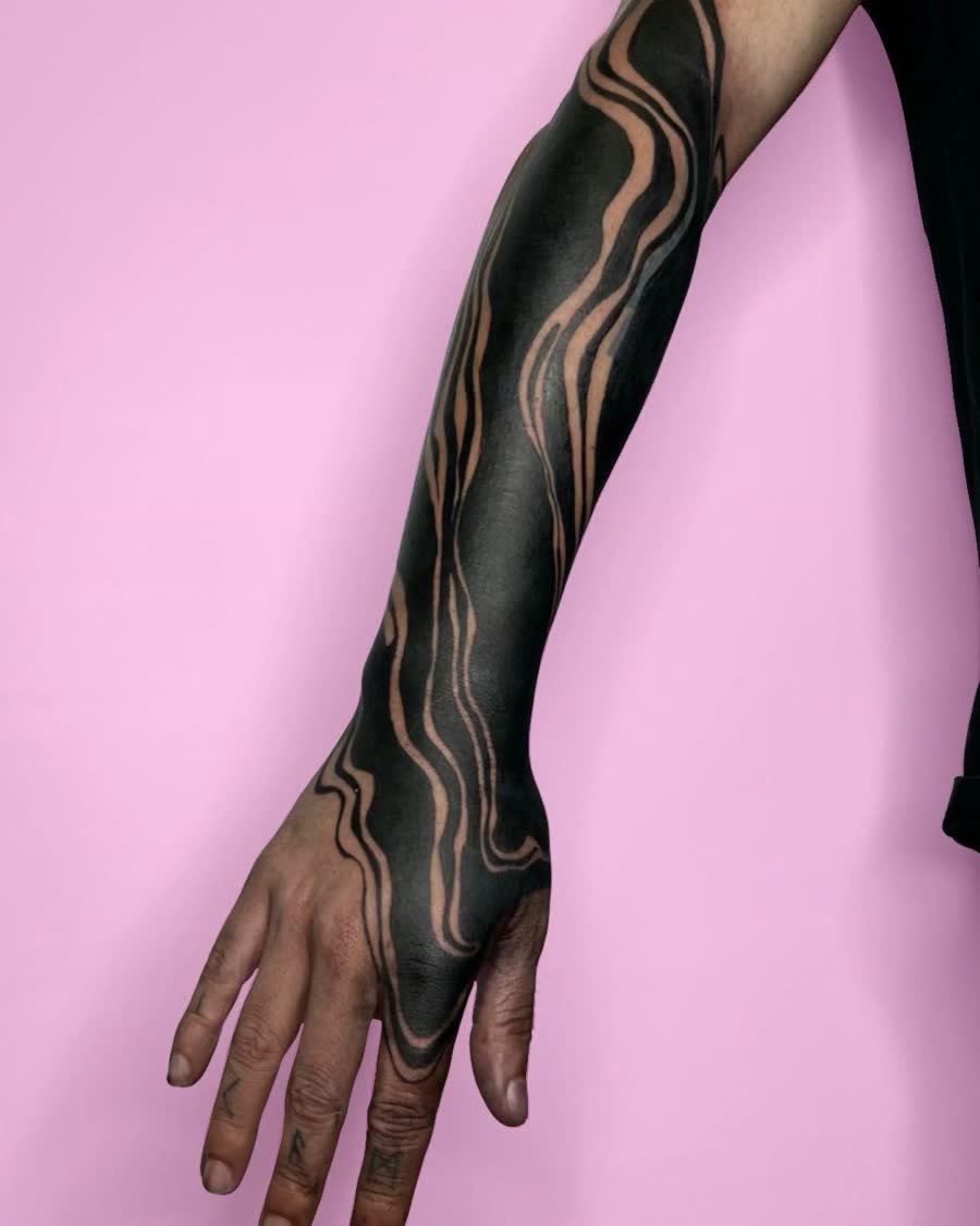 Tatuaje Blackout por Sarah en Utopía Tattoo Barcelona