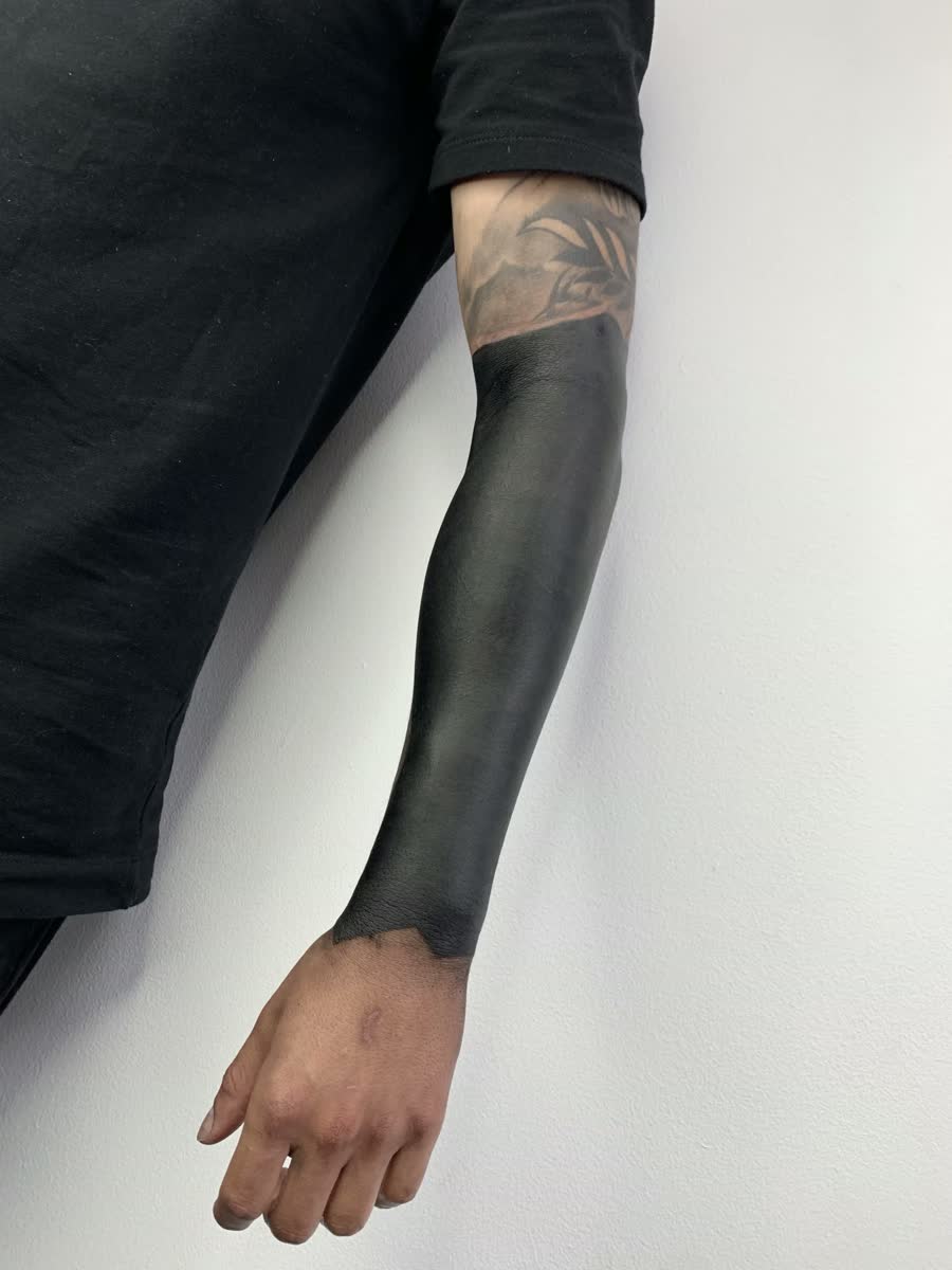Tatuaje Blackout por Sarah en Utopía Tattoo Barcelona