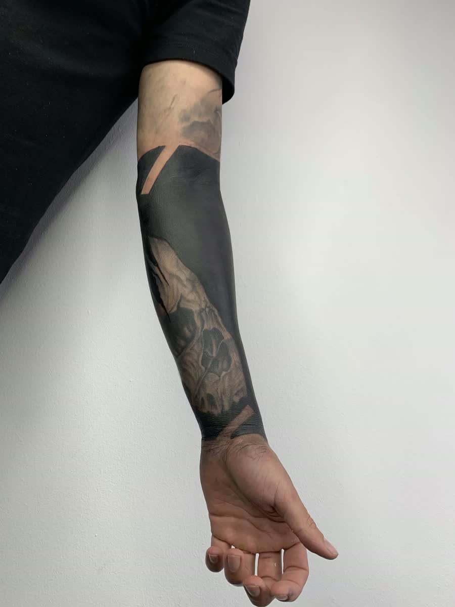 Tatuaje Blackout por Sarah en Utopía Tattoo Barcelona