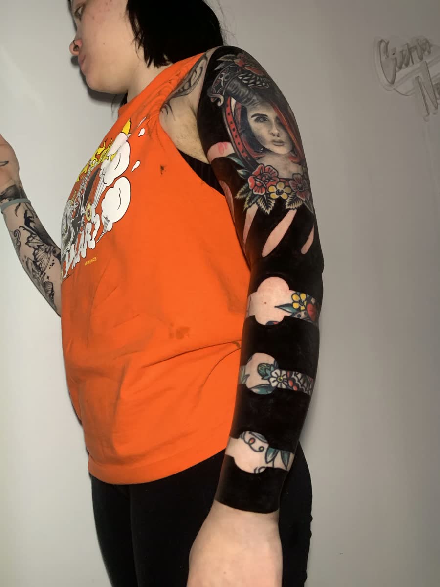 Tatuaje Blackout por Sarah en Utopía Tattoo Barcelona