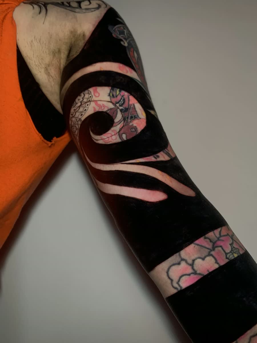 Tatuaje Blackout por Sarah en Utopía Tattoo Barcelona