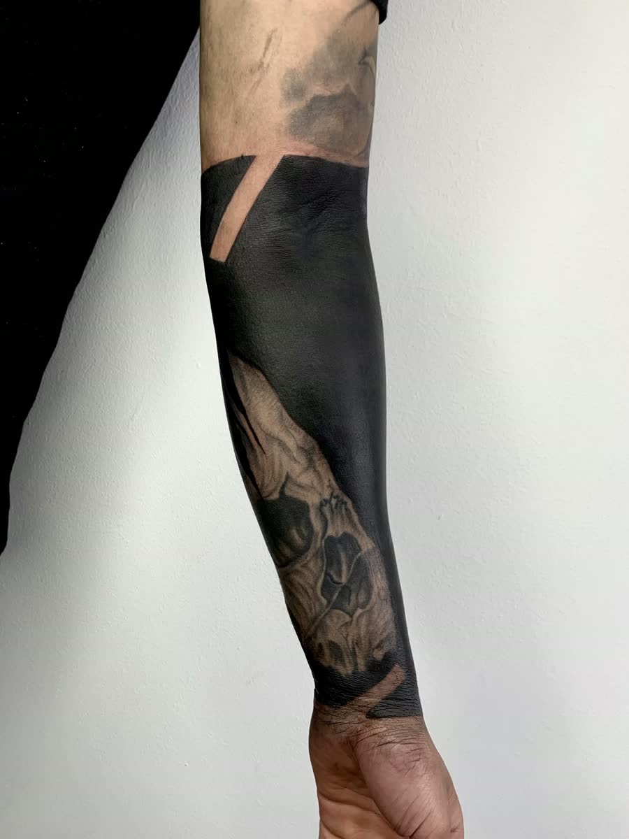 Tatuaje Blackout por Sarah en Utopía Tattoo Barcelona
