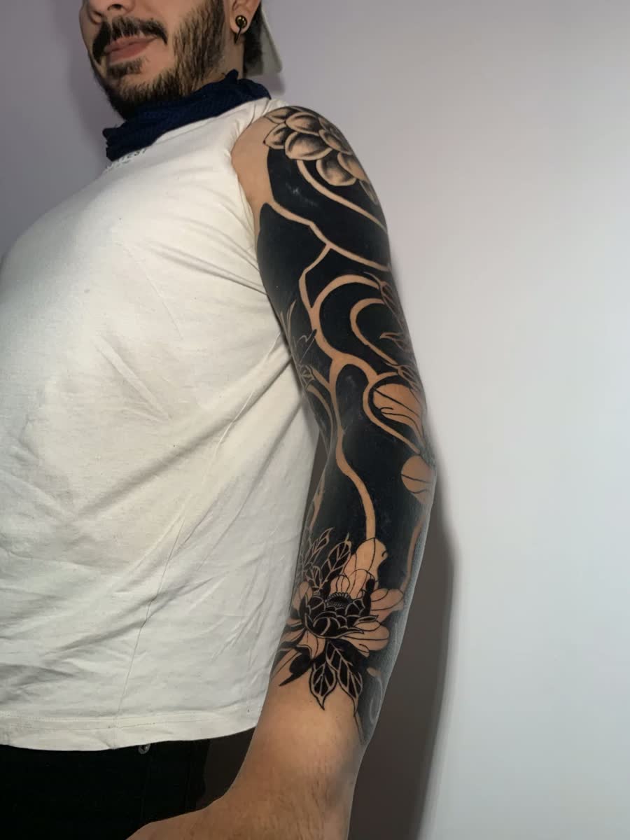 Tatuaje Blackout por Sarah en Utopía Tattoo Barcelona