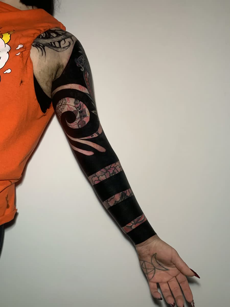 Tatuaje Blackout por Sarah en Utopía Tattoo Barcelona